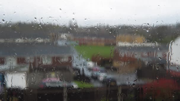 Regentropfen auf Fensterglas in der Monsunzeit. Wassertropfen fließen nach unten verschwommener Naturhintergrund, statischer Schuss. Draußen ist das Wetter schlecht. Regengüsse im Herbst oder Frühling. Depression, Melancholie — Stockvideo
