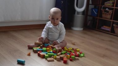 Oyun Salonundaki Yeni Doğan Bebek kutlu olsun. Çocuk, Geometrik figürlerden ev yapımı ahşap oyuncaklarla oynuyor. Çocuk Motor Yetenekleri Oyunu sırasında vakit geçirdi. Çocukluk, Ebeveynlik Konsepti