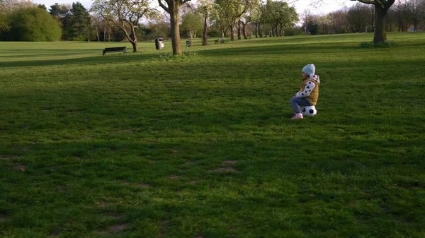 Família feliz de crianças se divertindo no Spring Park. Little Kid Run. Criança menina Dribbles preto branco clássico futebol bola na grama verde. Pessoas a jogar futebol. Infância, Esporte, Conceito de Campeonato — Fotografia de Stock