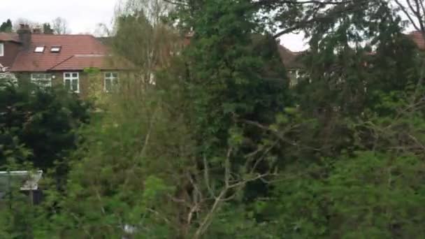 Uitzicht vanaf de trein op een prachtig landschap met huizen gebouwen in de stad in de middag. Urban Scene van Window Of Car Bus en Helikopter Swanly Kent London. Reis per vrachtwagen. Reizen, Vervoer Concept — Stockvideo