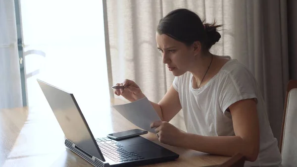 Hiteles Stressful Woman dolgozik Chatting Laptop nappali. Írás Keresés használata IT. Fáradt Szomorú hölgy dolgozik a számítógép Internet Kényelmes szék. Buisenes, Oktatás, Technológia koncepció Jogdíjmentes Stock Fotók