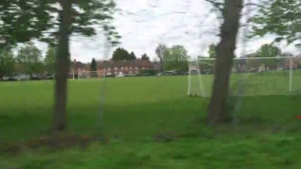 Vista De Trem Em Cenário Bonito Com Casas Edifícios Na Cidade À Tarde. Cena urbana da janela do ônibus de carro e helicóptero Swanly Kent London. Viagem de caminhão. Viagens, Conceito de transporte — Vídeo de Stock