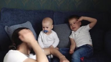 Şefkatli Kafkasyalı Genç Baba Sevimli Oğul Sevecen Küçük Çocuğu Kucaklıyor. Mutlu Sevecen Uzun Sakallı Baba Kucaklayan Bebek Kız Kız Evdeki Koltukta Oturuyor