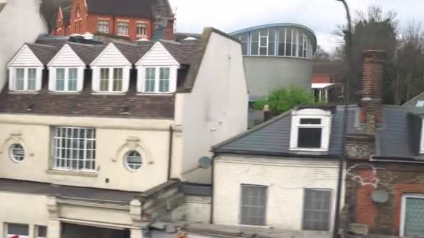 Vista Desde Tren En Hermoso Paisaje Con Casas Edificios En la Ciudad Por la Tarde. Escena urbana desde la ventana del autobús y helicóptero Swanly Kent London. Viaje en camión. Viajes, concepto de transporte — Vídeo de stock