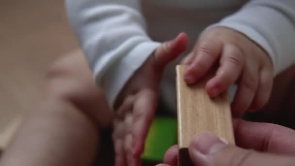 Szczęśliwego noworodka w bawialni. Dziecko bawić się drewnianymi zabawkami w domu Budować konstrukcje z figur geometrycznych. Dziecko Spędzić Czas Podczas Gry Umiejętności Silnika. Dzieciństwo, koncepcja rodzicielstwa — Wideo stockowe