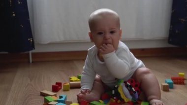 Oyun Salonundaki Yeni Doğan Bebek kutlu olsun. Çocuk, Geometrik figürlerden ev yapımı ahşap oyuncaklarla oynuyor. Çocuk Motor Yetenekleri Oyunu sırasında vakit geçirdi. Çocukluk, Ebeveynlik Konsepti