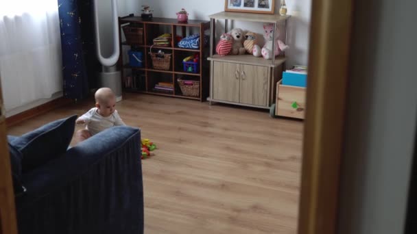 Счастливого новорожденного ребенка в игровой комнате. Младенец играет с деревянными игрушками на дому строить конструкции из геометрических фигур. Ребенок провел время во время игры моторных навыков. Детство, Концепция отцовства — стоковое видео
