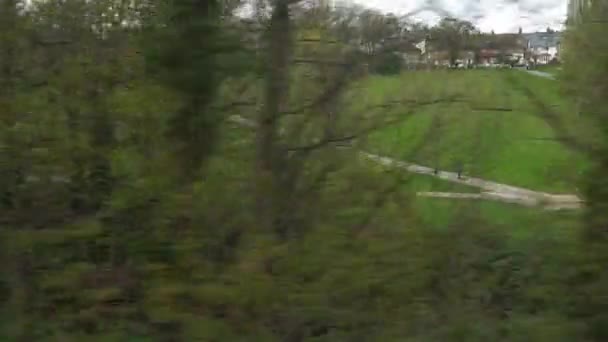 Öğleden sonra şehirdeki evlerin olduğu güzel manzaralı tren manzarasından görüntüler. Araba Otobüsü ve Helikopter Kuğusu Kent Londra 'dan Şehir Sahnesi. Kamyon ile yolculuk. Seyahat, Ulaşım Konsepti — Stok video