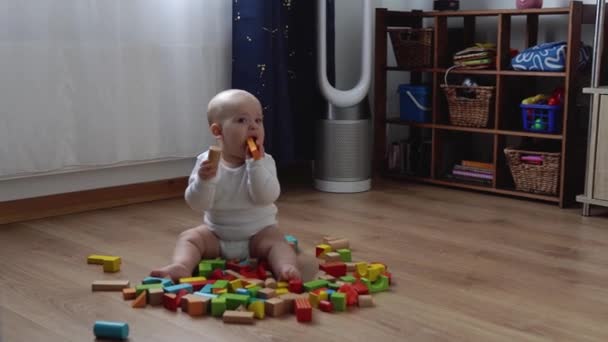 Oyun Salonundaki Yeni Doğan Bebek kutlu olsun. Çocuk, Geometrik figürlerden ev yapımı ahşap oyuncaklarla oynuyor. Çocuk Motor Yetenekleri Oyunu sırasında vakit geçirdi. Çocukluk, Ebeveynlik Konsepti — Stok video