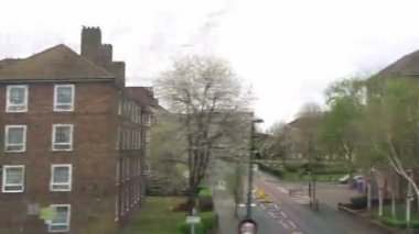 Öğleden sonra şehirdeki evlerin olduğu güzel manzaralı tren manzarasından görüntüler. Araba Otobüsü ve Helikopter Kuğusu Kent Londra 'dan Şehir Sahnesi. Kamyon ile yolculuk. Seyahat, Ulaşım Konsepti