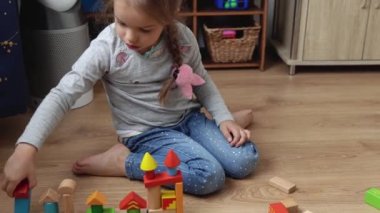 Oyun Salonundaki İki Mutlu Anaokulu Kardeşleri Çocuk Kız Çocuğu. Ev inşaatında aynı yaştaki çocuklar tahta oyuncaklarla oynarlar. Bebek evde çok zaman geçirdi. Çocukluk, Ebeveynlik, Arkadaşlık Konsepti