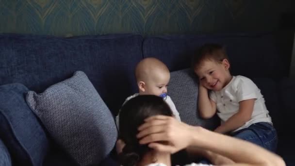 Loving Tender Caucasian Young Father Holding Adorable Cute Baby Boy Son Embracing Kissing Small Kid (dalam bahasa Inggris). Happy Affectionate Long Beard Father Cuddling Infant Child Girl Daughter Sitting On Sofa At Home — Stok Video