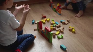 Oyun Salonundaki İki Mutlu Anaokulu Kardeşleri Çocuk Kız Çocuğu. Ev inşaatında aynı yaştaki çocuklar tahta oyuncaklarla oynarlar. Bebek evde çok zaman geçirdi. Çocukluk, Ebeveynlik, Arkadaşlık Konsepti