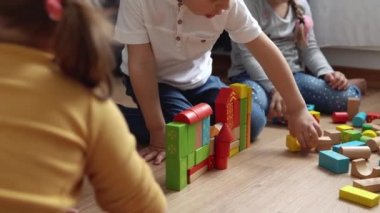 Oyun Salonundaki İki Mutlu Anaokulu Kardeşleri Çocuk Kız Çocuğu. Ev inşaatında aynı yaştaki çocuklar tahta oyuncaklarla oynarlar. Bebek evde çok zaman geçirdi. Çocukluk, Ebeveynlik, Arkadaşlık Konsepti