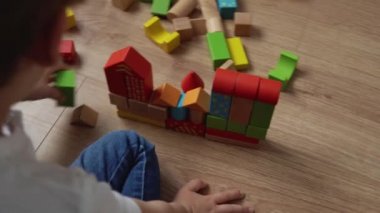 Oyun Salonundaki İki Mutlu Anaokulu Kardeşleri Çocuk Kız Çocuğu. Ev inşaatında aynı yaştaki çocuklar tahta oyuncaklarla oynarlar. Bebek evde çok zaman geçirdi. Çocukluk, Ebeveynlik, Arkadaşlık Konsepti