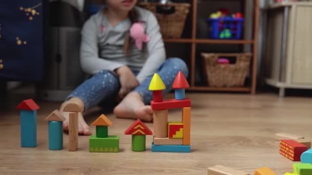 Dois irmãos pré-escolares felizes crianças menino menina em sala de jogos. Crianças da mesma idade jogar com brinquedos de madeira em casa construir construção. Bebê passou o tempo em casa. Infância, Paternidade, Conceito de Amizade — Vídeo de Stock