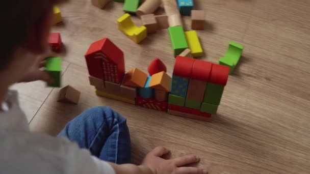 Dvě šťastné školky Sourozenci Děti Chlapec Dívka V herně. Děti stejného věku hrát s dřevěnými hračkami doma stavět stavby. Dítě trávilo čas doma. Dětství, rodičovství, koncepce přátelství — Stock video