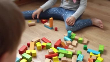 Oyun Salonundaki İki Mutlu Anaokulu Kardeşleri Çocuk Kız Çocuğu. Ev inşaatında aynı yaştaki çocuklar tahta oyuncaklarla oynarlar. Bebek evde çok zaman geçirdi. Çocukluk, Ebeveynlik, Arkadaşlık Konsepti