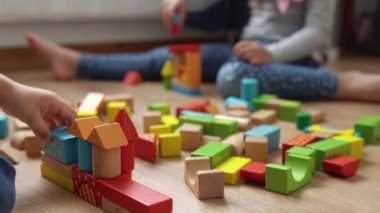 Oyun Salonundaki İki Mutlu Anaokulu Kardeşleri Çocuk Kız Çocuğu. Ev inşaatında aynı yaştaki çocuklar tahta oyuncaklarla oynarlar. Bebek evde çok zaman geçirdi. Çocukluk, Ebeveynlik, Arkadaşlık Konsepti