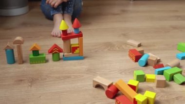 Oyun Salonundaki İki Mutlu Anaokulu Kardeşleri Çocuk Kız Çocuğu. Ev inşaatında aynı yaştaki çocuklar tahta oyuncaklarla oynarlar. Bebek evde çok zaman geçirdi. Çocukluk, Ebeveynlik, Arkadaşlık Konsepti