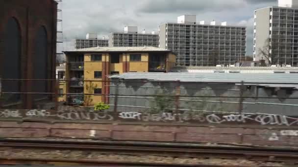 Uitzicht vanaf de trein op een prachtig landschap met huizen gebouwen in de stad in de middag. Urban Scene van Window Of Car Bus en Helikopter Swanly Kent London. Reis per vrachtwagen. Reizen, Vervoer Concept — Stockvideo