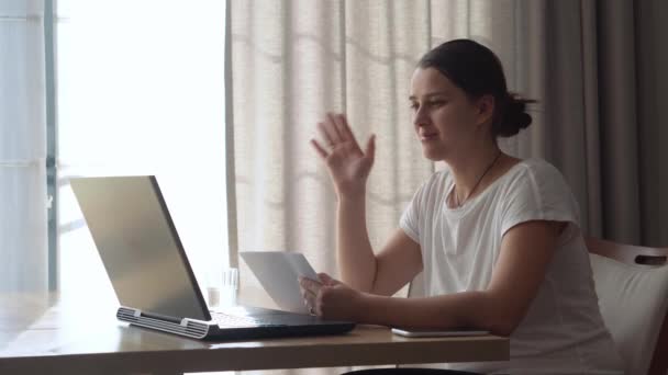 Jovem caucasiana autêntica conversando no laptop em casa na sala de estar. Escrevendo Pesquisando Usando a TI na mesa. Happy Lady a trabalhar na Internet de navegação do computador. Buisenes, Educação, Conceito de Tecnologia — Vídeo de Stock