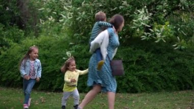 Mutlu bir aile annesi, üç küçük kardeş. Çocuklar eğleniyor. Chase, yaz tatillerinin tadını çıkarıyor. Gülümseyen ebeveynler, çocuklar akşamları birlikte vakit geçiriyorlar. Anneler Günü.