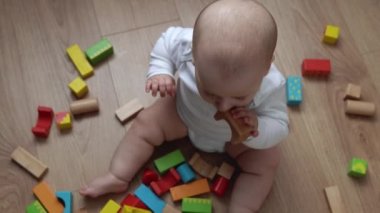 Oyun Salonundaki Yeni Doğan Bebek kutlu olsun. Çocuk, Geometrik figürlerden ev yapımı ahşap oyuncaklarla oynuyor. Çocuk Motor Yetenekleri Oyunu sırasında vakit geçirdi. Çocukluk, Ebeveynlik Konsepti