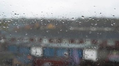 Muson mevsiminde pencere camına yağmur damlaları düşer. Su Damlaları Bulanık Doğa Arkaplanından Akıyor, Statik Çekim. Dışarısı çok kötü. Sonbahar ya da Bahar Yağmurlu Gün Sağanağı. Depresyon, Melankoli Kavramı