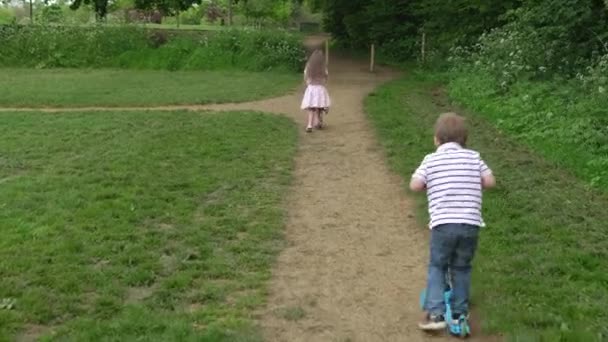 Atividades Esportivas Para Crianças Crianças Pequenas Brincando Bicicleta Pequena Scooter — Vídeo de Stock