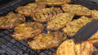 Parlak parlayan kömürlerin üzerinde ızgara yapılan baharatlı domuz pastırması. Öğle yemeği partisi barbeküsü. Açık hava aşçılığı. Cook, Şark Yemeğini Mutfakta Hazırlıyor. Abur cubur, sağlıklı yaşam tarzı