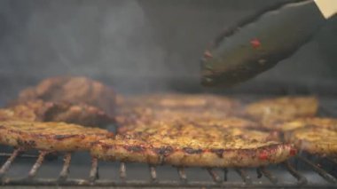 Parlak parlayan kömürlerin üzerinde ızgara yapılan baharatlı domuz pastırması. Öğle yemeği partisi barbeküsü. Açık hava aşçılığı. Cook, Şark Yemeğini Mutfakta Hazırlıyor. Abur cubur, sağlıklı yaşam tarzı