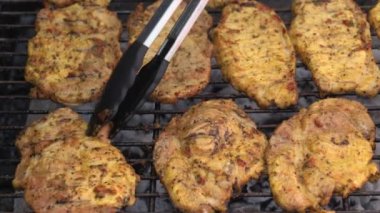 Parlak parlayan kömürlerin üzerinde ızgara yapılan baharatlı domuz pastırması. Öğle yemeği partisi barbeküsü. Açık hava aşçılığı. Cook, Şark Yemeğini Mutfakta Hazırlıyor. Abur cubur, sağlıklı yaşam tarzı