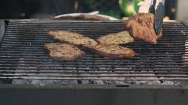 Parlak parlayan kömürlerin üzerinde ızgara yapılan baharatlı domuz pastırması. Öğle yemeği partisi barbeküsü. Açık hava aşçılığı. Cook, Şark Yemeğini Mutfakta Hazırlıyor. Abur cubur, sağlıklı yaşam tarzı