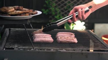 Parlak kömürlerin üzerinde ızgara yapılmış baharatlı sosisler ateşte kızartılıyor. Öğle Yemeği Kutlama Partisi Mangalı. Açık hava aşçılığı. Cook, Şark Yemeğini Mutfakta Hazırlıyor. Abur cubur, sağlıklı yaşam tarzı