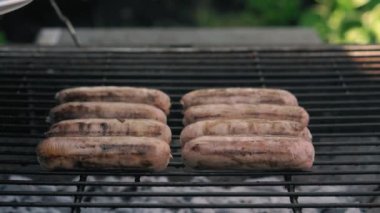 Parlak kömürlerin üzerinde ızgara yapılmış baharatlı sosisler ateşte kızartılıyor. Öğle Yemeği Kutlama Partisi Mangalı. Açık hava aşçılığı. Cook, Şark Yemeğini Mutfakta Hazırlıyor. Abur cubur, sağlıklı yaşam tarzı