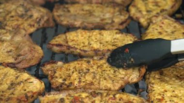 Parlak parlayan kömürlerin üzerinde ızgara yapılan baharatlı domuz pastırması. Öğle yemeği partisi barbeküsü. Açık hava aşçılığı. Cook, Şark Yemeğini Mutfakta Hazırlıyor. Abur cubur, sağlıklı yaşam tarzı