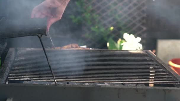 辛辣的猪肉牛肉培根被烤在明亮的光闪闪的煤块上 在火中烤着 午餐庆祝派对烧烤 户外烹饪 厨师在厨房里准备东方菜品 垃圾食品 健康生活方式 — 图库视频影像