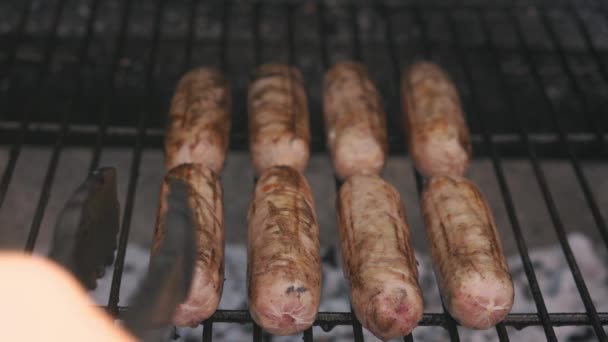 Pikantne Kiełbaski Grillowane Jasnych Świecących Węgli Broasting Ogniu Lunch Okazji — Wideo stockowe