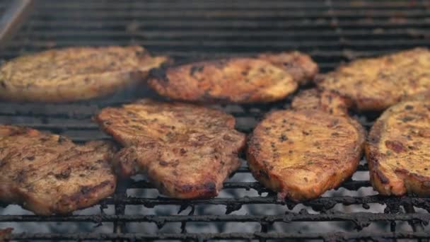 Pikantna Wieprzowina Beef Bacon Jest Grillowany Jasne Świecące Węgiel Broasting — Wideo stockowe