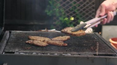 Parlak parlayan kömürlerin üzerinde ızgara yapılan baharatlı domuz pastırması. Öğle yemeği partisi barbeküsü. Açık hava aşçılığı. Cook, Şark Yemeğini Mutfakta Hazırlıyor. Abur cubur, sağlıklı yaşam tarzı