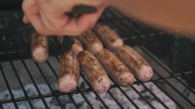 Parlak kömürlerin üzerinde ızgara yapılmış baharatlı sosisler ateşte kızartılıyor. Öğle Yemeği Kutlama Partisi Mangalı. Açık hava aşçılığı. Cook, Şark Yemeğini Mutfakta Hazırlıyor. Abur cubur, sağlıklı yaşam tarzı