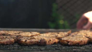 Parlak parlayan kömürlerin üzerinde ızgara yapılan baharatlı domuz pastırması. Öğle yemeği partisi barbeküsü. Açık hava aşçılığı. Cook, Şark Yemeğini Mutfakta Hazırlıyor. Abur cubur, sağlıklı yaşam tarzı