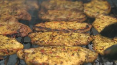 Parlak parlayan kömürlerin üzerinde ızgara yapılan baharatlı domuz pastırması. Öğle yemeği partisi barbeküsü. Açık hava aşçılığı. Cook, Şark Yemeğini Mutfakta Hazırlıyor. Abur cubur, sağlıklı yaşam tarzı