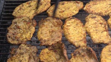 Parlak parlayan kömürlerin üzerinde ızgara yapılan baharatlı domuz pastırması. Öğle yemeği partisi barbeküsü. Açık hava aşçılığı. Cook, Şark Yemeğini Mutfakta Hazırlıyor. Abur cubur, sağlıklı yaşam tarzı