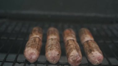 Parlak kömürlerin üzerinde ızgara yapılmış baharatlı sosisler ateşte kızartılıyor. Öğle Yemeği Kutlama Partisi Mangalı. Açık hava aşçılığı. Cook, Şark Yemeğini Mutfakta Hazırlıyor. Abur cubur, sağlıklı yaşam tarzı