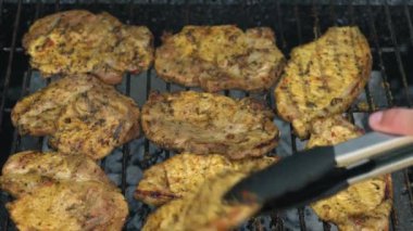 Parlak parlayan kömürlerin üzerinde ızgara yapılan baharatlı domuz pastırması. Öğle yemeği partisi barbeküsü. Açık hava aşçılığı. Cook, Şark Yemeğini Mutfakta Hazırlıyor. Abur cubur, sağlıklı yaşam tarzı