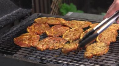 Parlak parlayan kömürlerin üzerinde ızgara yapılan baharatlı domuz pastırması. Öğle yemeği partisi barbeküsü. Açık hava aşçılığı. Cook, Şark Yemeğini Mutfakta Hazırlıyor. Abur cubur, sağlıklı yaşam tarzı