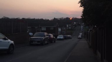 Gün batımında mutlu bir aile. Bir grup insanın silueti parkta yürüyor. Ailesi el ele tutuşan mutlu bir çocuk. Aile çimlerin üzerinde parkta yürümektir. Mutlu aile kavramı. Ebeveynler çocuklarının elini tutarlar..