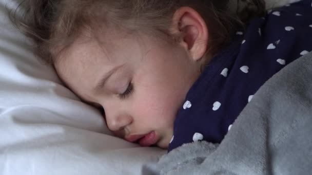 Αυθεντικό Χαριτωμένο Κοριτσάκι Κοιμάται Γλυκά Άνετο Λευκό Και Γκρι Κρεβάτι — Αρχείο Βίντεο